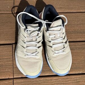 Nike Women’s Tennis Sneakers (Size 7)